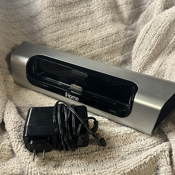 Apple iPhone ihome speaker with wall plug minor scratches - preowned SEE PICS - Picture 1 of 11